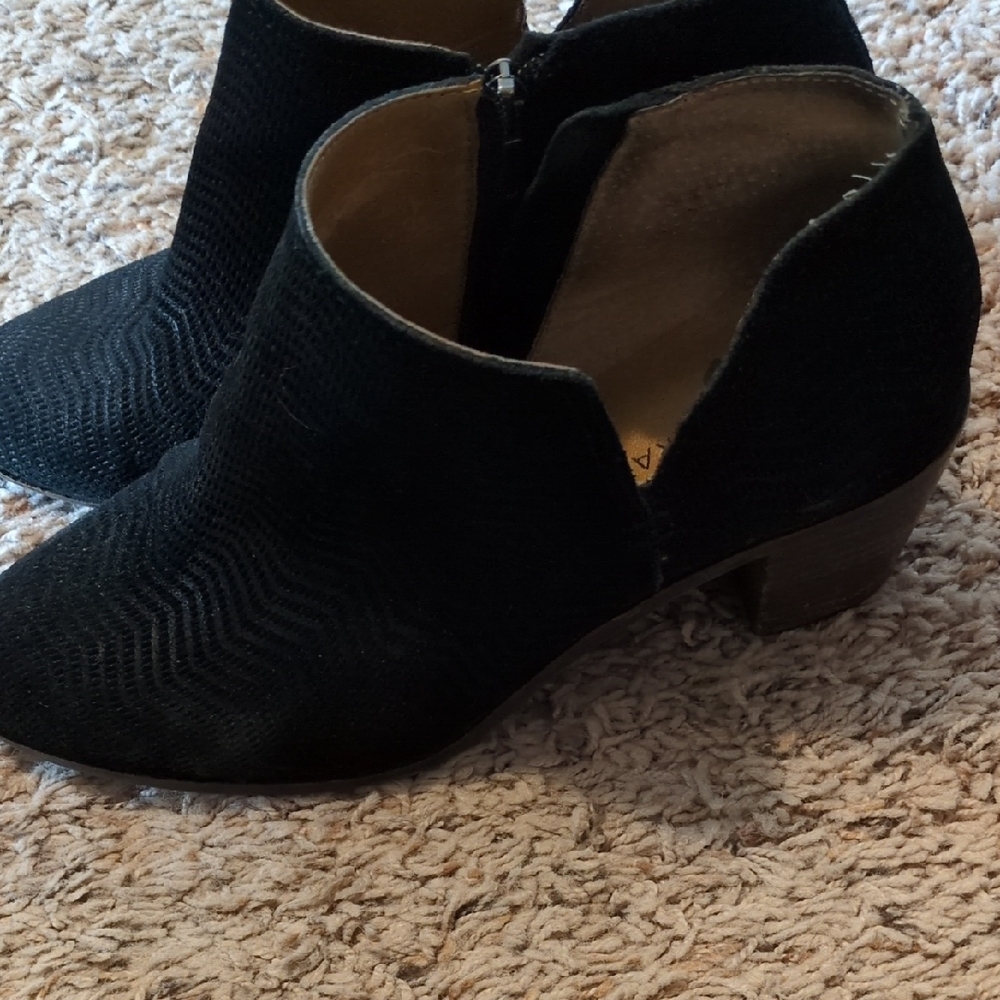 Lucky Brand Textured Black Ankle Booties - Picture 5 of 7
